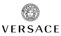 <p>Versace je okamite uznávaný po celom svete pre svoju syntézu kultúry a talianskeho luxusu do módy.<br />
Hlboká úcta značky ku klasickému umeniu a mýtu, ako ju reprezentujú významní predstavitelia značky, ako je hlava Medúzy a motív Greca, sa stretáva so súčasnou popkultúrou a hviezdou prostredníctvom charakteristického pouitia potlačí a vzorov, ktoré nositeľovi umoňujú uvedomiť si svoju vrodenú silu.<br />
Versace je ivotný štýl zahŕňajúci konfekciu, tašky a doplnky, šperky, okuliare, vône, hodinky, haute couture Atelier Versace a bytové zariadenie. Ďalšie informácie o Versace nájdete na Versace.com</p>
