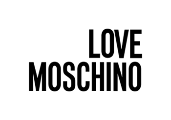 <p>Love Moschino è una linea giocosa, vivace e super chic pensata per donne e uomini - e anche bambini - che amano infrangere gli standard del dress code e costruire il proprio stile personale. Nata nel 2008, Love Moschino ha la personalità creativa, intelligente, ironica del brand Moschino e tutti i valori dell'AMORE: empatia e sentimento. Una parola universale, positiva, univoca e comprensibile in tutto il mondo che dà nuova vita a un marchio che era già molto forte. Tratti? Stampe pop art, cuori all-over, catene d'oro per lei, maxi scritte e colori accesi per lui. Lo stile ironico, sorprendente, a tratti irriverente, tipico del genio di Jeremy Scott.</p>
