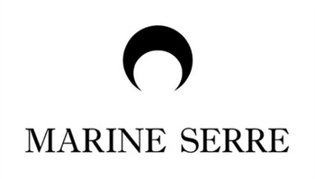 <p>Od debutovej kolekcie Marine Serre v roku 2016, teda ešte pred zaloením značky, boli regeneračné odevy základom jej étosu, čo znamená radikálny záväzok k cirkulárnosti v sieťach módneho priemyslu, ktorý zahŕňa získavanie látok, proces navrhovania a výrobu kolekcií.</p>
