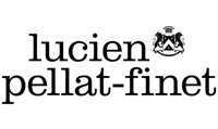 <p>Lucien Pellat Finet je francúzska značka oblečenia a luxusných doplnkov pre muov, eny a deti.</p>

<p>Návrhár s rovnakým menom pracoval v módnom priemysle dlho na voľnej nohe, ale jedného dňa počas výletu na juhu francúzska zostal ohromený kašmírovým svetrom visiacim vo výklade starého remeselníka.</p>

<p>Táto príhoda bola iskrou, ktorá vyvolala zápal jeho tvorivej energie a dobila scénu milovníkov módy po celom svete. V roku 1994 Lucien Pellat Finet vytvoril svoju prvú kolekciu luxusného oblečenia a uviedol na trh sériu kašmírových svetrov.</p>

<p>Návrhár predstavil svoje kolekcie najlepším luxusným butikom v New Yorku a americká tlač ho okamite označila ako „kráľa kašmíru”. Takmer všetky pulóvre, koené nákupné tašky a biutéria sú označené lebkou, logom, ktoré vystihuje značku Lucien Pellat Finet.</p>
