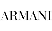 <p>Nata nel 1975, Giorgio Armani è la <em>main line</em> del celebre stilista Gorgio Armani, famoso per le sue giacche "destrutturate", dove nuove visioni sono applicate ai capi tradizionali. Propone abiti da sera Haute Couture per uomo e donna adatti agli eventi prestigiosi.</p>

<p>Sempre concentrato verso la ricerca dell'innovazione Armani decodifica le forme tradizionali, creando linee che esaltano la tridimensionalità delle silhouettes.</p>

<p>Linee pulite, geometrie moderne, forme definite essenziali, ispirate all'arte Bauhaus, in un giusto equilibrio tra vigore dei tagli, sontuosità dei ricami e compattezza dei tessuti, tracciati da motivi e cromie sofisticate neutre e vivaci, come il grigio, blu, iris, arancio, rosso, verde e viola.</p>

<p>Nel 1982 viene definitivamente consacrato il successo di Giorgio Armani,  che conquista la blasonata prima pagina del magazine Time, il secondo fashion designer  che fino ad allora  aveva avuto tale privilegio, oltre al celebre stilista Cristian Dior, quarant'anni prima.</p>

<p>L'anno seguente il "Council of Fashion Designers of America" elegge Armani "stilista dell'anno" e la Repubblica Italiana gli conferisce dal 1985 al 1987, le onorificenze di Commendatore, Grand'Ufficiale e Cavaliere.</p>

<p>Divenuto icona di eleganza, nel 1991 il "Royal College of Art" di Londra gli consegna la laurea "honoris causa". Molte celebrities e personalità scelgono gli abiti di Giorgio Armani, il cui stile sofisticato e ineguagliabile viene perpetuato nel film "American Gigolo", vestendo l'attore Richard Gere.</p>

<p> </p>
