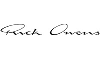 <p>Rick Owens è un brand nato all'inizio degli anni '90 dall'omonimo designer californiano.</p>

<p>Rick, dopo aver abbandonato gli studi presso l'Otis College of Art and Design, frequenta un corso di modellistica e, nel 1994, decide di fondare il proprio brand.</p>

<p>Il designer che ora vive e lavora a Parigi, si differenzia dagli altri per la costruzione ordinata di giacche e tagli obliqui che, nel 2007, gli permettono di vincere il premio nazionale di design Cooper-Hewitt e il premio Rule Breaker.</p>

<p>Il susseguirsi di collezioni contemplano un'estetica urban-dark, vissuta in un'atmosfera di una Hollywood decadente, dove uomini e donne si trasformano in animali, amazzoni e guerrieri.</p>

<p>Le creazioni must-have del marchio, sono le solenni tuniche da sacerdotessa, quasi avvolte in un alone di mistero, e le giacche rigorose e scultoree, i toni scuri che sottolineano un minimalismo gotico, "fil rouge "di tutte le collezioni.</p>

<p>Il marchio presenta abiti quasi extra-terrestri, identificati da tessuti sovrapposti e lunghi maglioni che appaiono in abiti e giacche.</p>

<p>I colori scuri e metallici, addolciti da vaghi riflessi dorati, che fraseggiano fra giochi di luci, ombre e trasparenze, danno ai capi creati riflessi cupi e seducenti.</p>

<p> </p>
