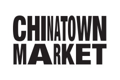 <p>Teraz u streetwear kultová značka z LA a bootleg label Chinatown Market je nápadom Mike Chermana, ktorá od jej spustenia v roku 2016 obracia rýchlu módu na ruby a v procese plodí oddaných stúpencov. Dotýkajúc sa rebelského ducha New York’s Canal Street – miesta, kde Cherman s jeho otcom strávil vela večerov, keď bol dieťa – chápte to ako vzatie si najiadanejších referencií a virálnych momentov z populárnej kultúry a miešanie ich dokopy.</p>

<p>Potreba byť ľahko dostupný pre všetkých, oddeľuje značku od exkluzivity ostatných streetwear značiek. V ironickom twiste, napodobenina Chinatown market vybavenia vznikla v Číne, a tým zacementovala kultový status mladej značky kvôli prekopaniu popovej kultúry.</p>
