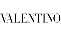 <p>Valentino ist die erste High-Fashion- und Prêt-à-porter-Linie von Valentino Garavani, der 1959 sein erstes Atelier in der Via Condotti in Rom eröffnet.</p>

<p>Der italienische Designer arbeitet zunächst mit Jean Dessès und Guy Laroche zusammen und wurde in den 60er Jahren Mode König, der auf den Seiten von Vogue geweiht wurde.</p>

<p>In den 70er Jahren, nachdem sie das "V" als Logo ihrer Marke gewählt hatten, wurde es zum Synonym für High Class und Schneiderei.</p>

<p>Im Laufe der Jahre präsentiert Valentino, Meister der High Fashion, Kollektionen elitärer Abendkleider und großartiger Galà mit perfekten Schnitten und Luxus-Accessoires für Damen und Herren.</p>

<p>Die femininen Kleider betonen die Hüften und enthüllen das Dekolleté, die mit Schmuck und romantischen Elementen bereichert sind.</p>

<p>1967 erhielt er in Amerika zwei Auszeichnungen: den Neiman Marcus Award in Dallas, der den Oscar für Mode entspricht, und den Martha Award in Palm Beach. Im selben Jahr präsentierte er zudem die erste Valentino Uomo-Kollektion.</p>

<p>2005 erhielt er die Légion d'honneur, die höchste Auszeichnung der Französischen Republik, die selten an nicht-französischen Persönlichkeiten verliehen wird.</p>

<p>Nach 45 Jahren Arbeit, im Jahr 2007, erklärt er, dass er das Modehaus verlässt und der Designerin Alessandra Facchinetti Platz macht, dieser wiederum übergab das Zepter an die derzeitigen Kreativdirektoren der Marke Maria Grazia Chiuri und Pier Paolo Piccioli.</p>

<p>Am 12. Juli 2012 wurde das Modehaus schließlich an die Firma Mayhoola for Investments in Katar verkauft.</p>
