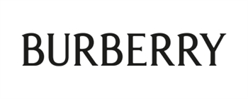 <p>Burberry è un famoso brand inglese di abbigliamento uomo e donna, la cui storia ha inizio nell'anno 1856, quando Thomas Burberry, apre il suo negozio di abbigliamento uomo a Basingstoke, cittadina nella contea dell'Hampshire.</p>

<p>La maison leader nel mercato dei beni di lusso, vanta una tradizione di oltre centocinquant’anni di storia, riconoscimenti solenni di rango reale e del mondo del jet-set, per uno stile "Old England" sobrio e aristocratico, che fa di Burberry un marchio immortale.</p>

<p>Il brand è caratterizzato dal logo del cavaliere equestre con indosso un’armatura corazzata, che sulla lancia porta un vessillo recante il motto latino prorsum.</p>

<p>Il best seller del luxury brand è il "tessuto gabardine", il tipico check Burberry e il noto trench coat.</p>

<p>Thomas Burberry inventa dapprima la stoffa gabardine, altamente performante, resistente agli strappi, impermeabile ma traspirante, grazie al particolare tipo di filo di cotone egiziano elaborato con un procedimento segreto, ed in seguito tessuto a trama fitta e ritrattato nello stesso modo, che rivoluziona l'abbigliamento per il tempo libero, meritandosi il podio nella storia del costume e della moda.</p>

<p>Il classico check Burberry, ovvero il tema a linee orizzontali e verticali incrociate, si affaccia per la prima volta nel 1920, ed è usato inizialmente nelle fodere degli impermeabili, in seguito, il disegno a scacchi, disponibile nei colori nero, bianco, cammello e rosso, diventa in seguito il riconoscimento identificativo del brand. In quegli anni la Compagnia diventa fornitrice di alcune spedizioni al Polo Nord e poco dopo è impegnata nella creazione di una nuova uniforme di servizio per gli ufficiali britannici nella guerra mondiale del 1918: nasce così il leggendario trench coat, letteralmente cappotto da trincea, che vent'anni dopo viene reso indimenticabile nel film Casablanca, indossato da Humphrey Bogart sulla pista del celebre aeroporto.</p>

<p>Alla sua nascita il trench doveva essere un impermeabile durevole alle intemperie e adatto ai combattimenti, ma oggi questo impermeabile è divenuto il simbolo del brand. Sono molti i personaggi di oggi e di ieri che hanno indossato i capi Burberry, come i membri della Casa Reale d'Inghilterra, Winston Churchill e George Bernard Show.</p>
