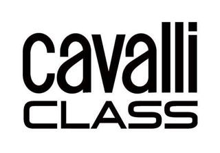 <p>Der markante, mutige Stil der Marke Roberto Cavalli wird edler und etabliert sich in der Cavalli Class-Linie mit verwurzelter, vielseitiger Alltagseleganz. Anspruchsvolle Silhouetten, hochwertige Stoffe und funktionale Details definieren eine reichhaltige und abwechslungsreiche Garderobe.</p>

<p>Nehmen Sie ikonische Elemente aus dem Erbe der Cavalli-Geschichte und übersetzen Sie sie in elegante Leichtigkeit. Eine Marke für Frauen und Männer, die nicht auf Stil verzichten, um sich den Herausforderungen des Alltags zu stellen.</p>

