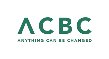 <p>ACBC, l'azienda milanese specializzata nella progettazione e produzione di calzature sostenibili, e Missoni, iconico marchio italiano di moda e design, riconfermano la loro partnership basata su valori condivisi, competenza, abilità tecnica e attenzione all'ambiente, aggiungendo un pezzo vintage in edizione limitata a la loro collezione.</p>

<p>Storia e tradizione si uniscono a sostenibilità e approccio etico nelle nuove scarpe Basket ’90, ispirate a un tesoro senza tempo proveniente dai caveau dell’azienda di haute couture varesina.</p>

<p>Etica, innovazione e storia si fondono per mostrare come la moda firmata e il rispetto per l'ambiente possano coesistere.</p>

<p>Il modello Basket unisex della collezione presenta alcuni segni distintivi inconfondibili dei maestri della maglieria.</p>
