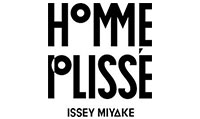 <p>S vývojom jedinečnej skladanej techniky Isseyho Miyake sa v roku 2013 zrodila značka Homme Plissè Issey Miyake, ktorý vztvára moderné pánske oblečenie.</p>

<p>Tkaniny odolné proti krčivosti a s rýchloschnúcim základom sa vyrábajú s jednotnou šírkou, ktorá sa nelepí na pokoku.</p>

<p>Tieto odevy sú vzdušné a ľahko sa v nich pohybuje, vyadujú minimálnu údrbu a ľahko sa prepravujú.</p>

<p>Záhyby sa vytvárajú a po šití špeciálnou technikou „skladania odevov” a potom sa vytvára ďalší šev, aby sa v týchto odevoch vytvorila trojrozmerná štruktúra, ktorá kombinuje krásny tvar s funkčnosťou.</p>

<p>Cieľom tejto značky je priniesť nové výtvory odevov, ktoré nositeľovi dodajú aktívny vzhľad.</p>
