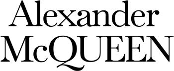 <p>Alexander McQueen ist eine Marke, die von einem englischen Designer mit demselben Namen, der um 2000 kreiert wurde, geschaffen wurde.</p>

<p>Der Designer signiert Bekleidungs- und Accessoire-Kollektionen für Damen und Herren und verzerrt traditionelle Eleganz. Es verfügt über akribische Schnitte und Haut-Couture Schneiderei, darunter britischer Stil und französische Haut-Couture. Alexander McQueen gründet seine Griffe mit einer romantischen, gotischen und extravaganten Natur, mit lebensnahen Konnotationen, die einen Kontrast zwischen Stärke und Zerbrechlichkeit zeigen, beeinflusst von der Tradition der Fertigung und ihren Erfahrungen zwischen Kunst und Theater.</p>

<p>Erobern Sie einen Platz in der globalen Modeszene nach wichtigen Beiträgen mit mehreren Hauses, darunter Romeo Gigli und Givenchy, die seit 2001 Teil der Florentiner Gucci-Gruppe ist.</p>

<p>Zwischen surrealer Dimension und Realität, Vergangenheit und Zukunft, interpretiert die Marke auf halbem Weg zwischen Gothic-Victorian-Stil und Punk-Rock-Stil, inspiriert von den in Bildern gemalten Frauen, Stierkämpfern und Kradfahrern, interpretiert einen neuen viktorianischen Punk mit Einflüssen aus der Kunst von Salvador Dali und alte Geschichten. Erfindungen, die an orientalische Geishas erinnern, Kleider mit "Harlekin"-Prints und von Escher entlehnten Drucken, Metallverzierungen von Totenknöpfen und Taschen mit Ringgriffen, die wie Verteidigungswaffen aussehen. Gepaßte Hose aus Leder oder Brokat neben Röcken und drapierten Kleidern, Jacken mit Schulterpartie und flauschugen Hemden mit hohem Kragen, die durch Bögen geschlossen sind.     </p>

<p>2010 beging der Designer Selbstmord und die kreative Richtung geht in die Hände von Sarah Burton.</p>
